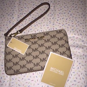 Sale💯NWT Micheal Kors Wristlet
